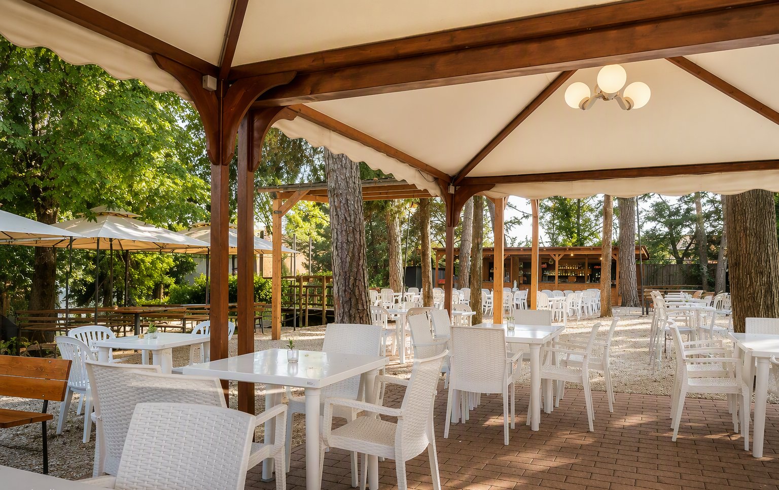 La terrazza coperta del giardino con i tavoli bianchi